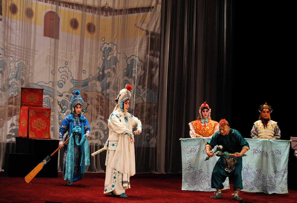 清末民國期間的京劇名人王瑤卿的次女竟然是夭折長女的轉世，她還留有前世的記憶。圖為天津京劇青年團表演的京劇。（MAYELA LOPEZ/AFP via Getty Images)