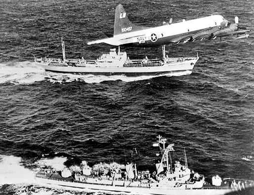 1962年古巴導彈危機期間，美國的巴里號驅逐艦（DD-933）、P-3A 巡邏機和蘇聯的阿努索夫號（Metallurg Anosov）。（公有領域）