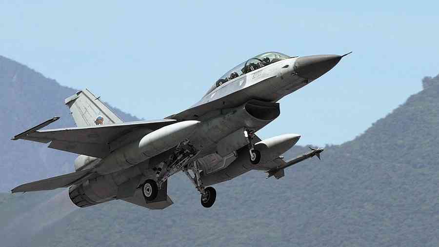 台海緊張之際 台灣F-16戰機 深夜赴美密訓
