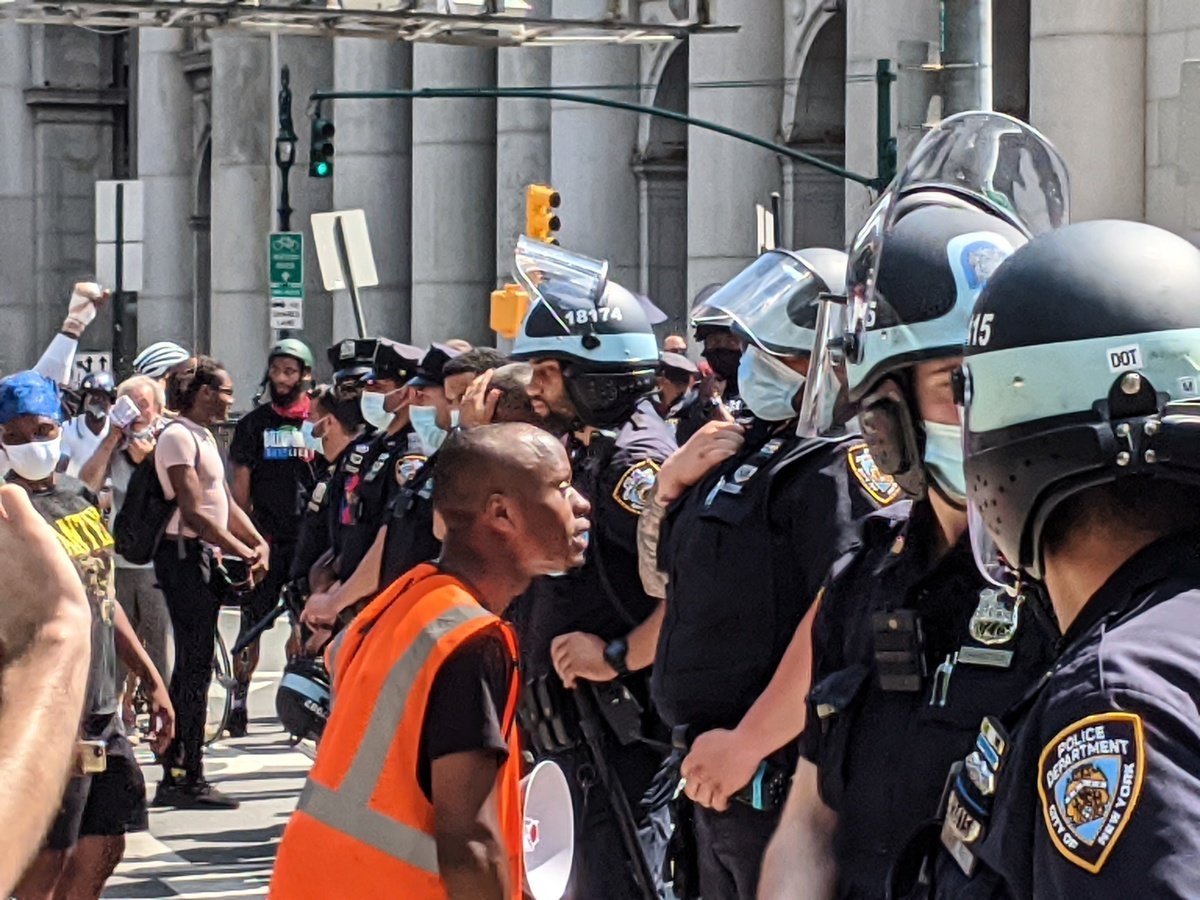 2020年7月15日，佔領市政廳的BLM抗爭者離開所謂「無警自治區」，近距離言語挑釁紐約市警察。（黃小堂／大紀元）