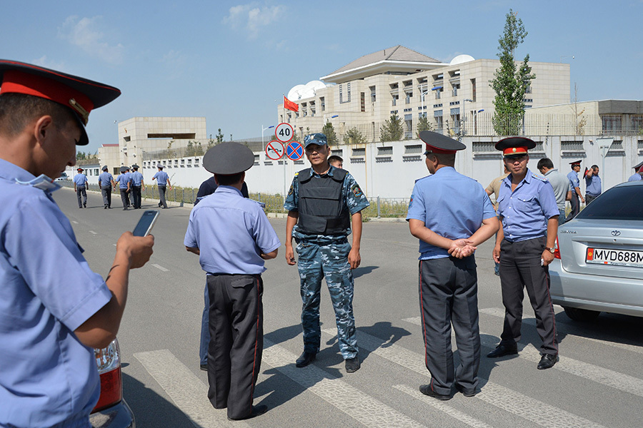 8月30日中共駐吉爾吉斯斯坦大使館遭到自殺炸彈襲擊。（VYACHESLAV OSELEDKO/AFP/Getty Images）