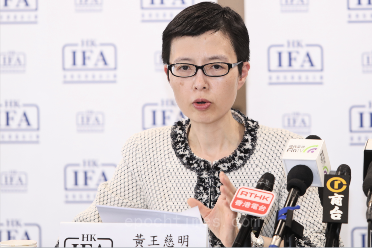 香港投資基金公會（HKIFA）本月12日去信政府，指收緊公司董事查冊將有損資訊透明度，從而影響香港的國際金融中心地位。圖為投資基金公會行政總裁黃王慈明。（余鋼／大紀元）