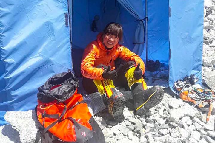 曾燕紅近日以大約25小時50分再度登上珠穆朗瑪峰，打破女子登頂最快時間世界紀錄。圖為2017年曾燕紅登頂後返回大本營。（海拔8848.44米上的課堂Facebook圖片）