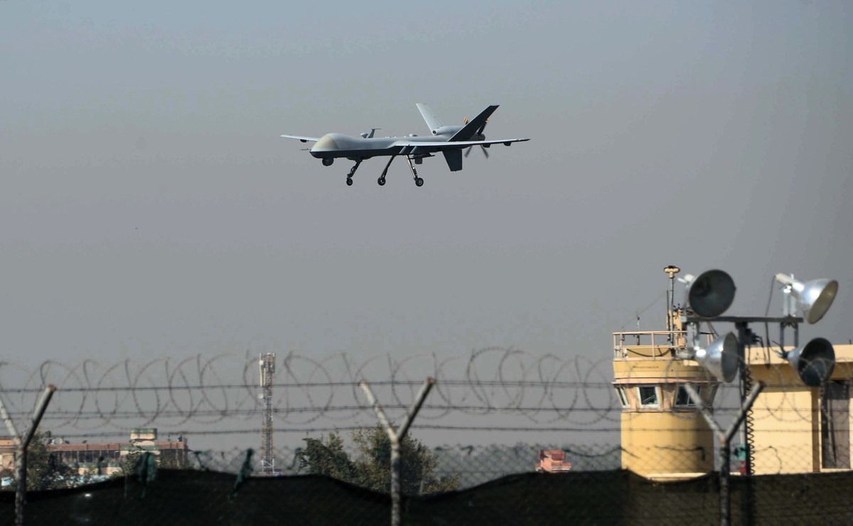 以色列使用無人機對加沙地區所有的角落都自動拍攝超過10次，然後通過大數據分析對敵方進行精準打擊。圖為一架美國無人機降落在阿富汗賈拉拉巴德機場。（Noorullah Shirzada/AFP via Getty Images)