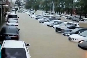 珠海突降暴雨 大量汽車泡在水中