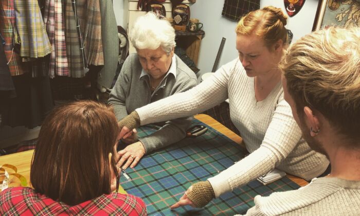 蘇格蘭愛丁堡的The Kiltmakery手工縫製短裙製造商一起工作。圖為Kiltmakery和蘇格蘭人在製作方格裙。(英文版大紀元)