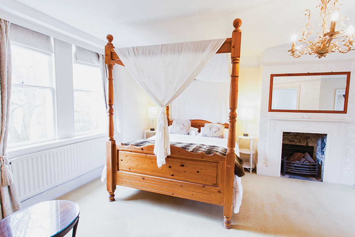 英式鄉村風臥室大多有壁爐、精美吊燈和實木床。