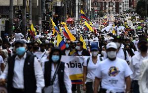 哥倫比亞因武肺驅貧富懸殊 5月大罷工遭鎮壓42人死亡