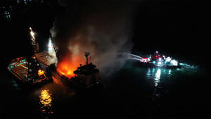 昂船洲軍營對出海面躉船着火冒濃煙