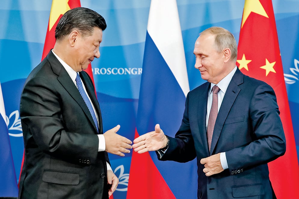2018年9月11日，習近平到符拉迪沃斯托克（海參崴）參加東方經濟論壇，在俄中會談簽字儀式上與俄國總統普京握手。（Getty Images）