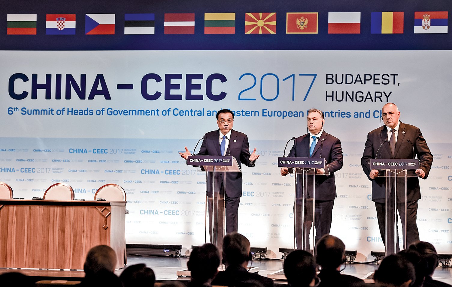 2017年11月27日，（左起）中國總理李克強、匈牙利總理維克多歐爾班和保加利亞總理博伊科鮑里索夫，在匈牙利布達佩斯舉行的由16位中東歐領導人參加的經濟論壇上發言。（Getty Images）