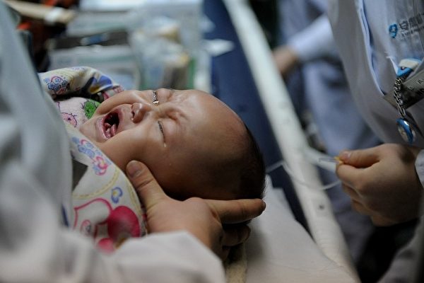 圖為一名剛出生不久的中國嬰孩。(STR/AFP/Getty Images)