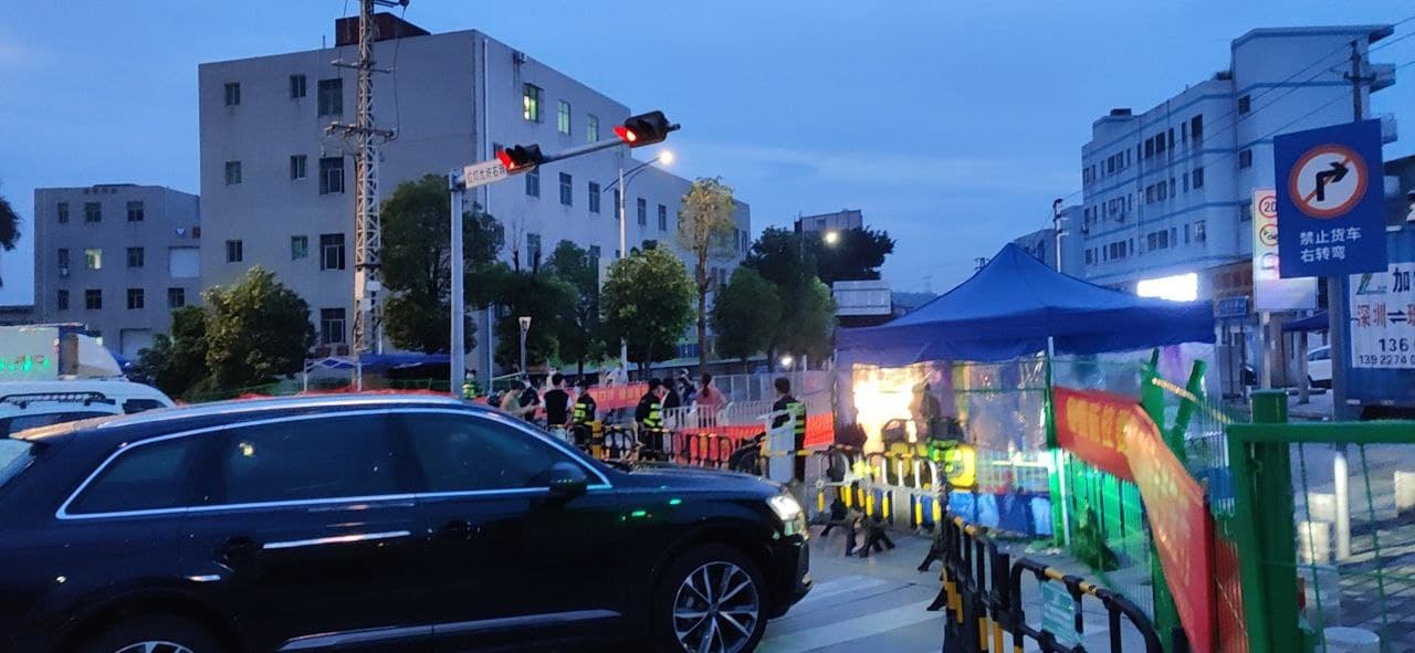 5月30日深圳社區晚上做核酸檢測。（網絡圖片）