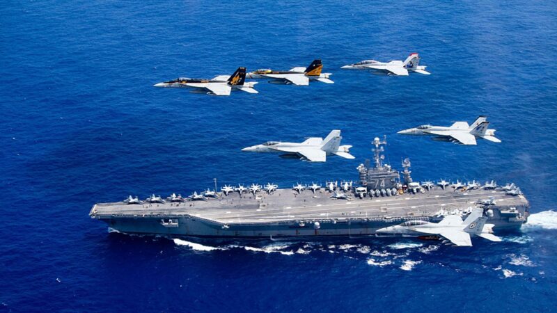 美日舉行雙航母演練 日本準航母監視中共戰艦