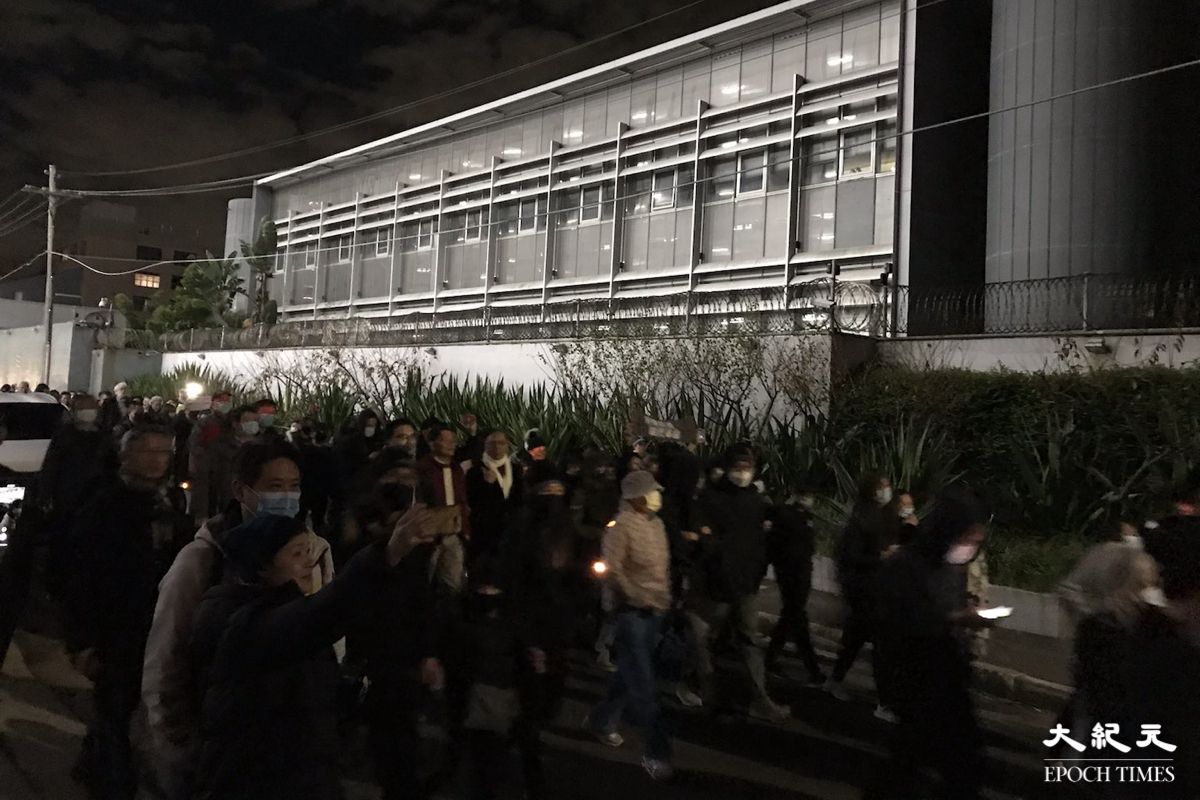 集會人士期後圍繞領事館遊行，沿途有港人高呼「Fight for Freedom, Stand with Hong Kong」等口號。（黃家傳／大紀元）