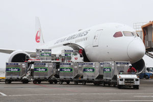 日本航空向台灣運送AZ疫苗 暗含密碼「8964」