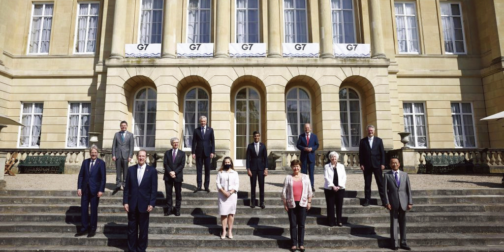 七國集團財長、歐盟官員和世界銀行行長在倫敦召開財長會議期間合照。（Getty Images）