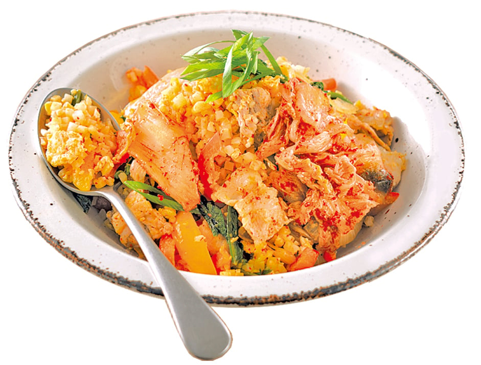 用椰菜花米拌炒五花腩和泡菜，會讓人吃到韓式炒飯的辣香口感。