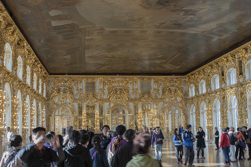 大陸遊客在俄皇宮大廳小便 震驚俄羅斯