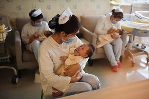 三孩政策面臨三難 穆迪：難以提升中國出生率