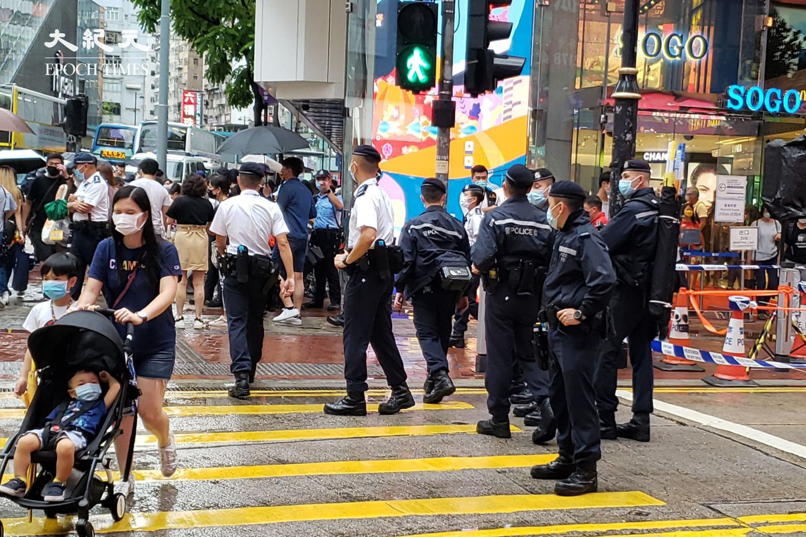 今年6月12日，是香港市民包圍立法會抵抗「送中條例」兩周年紀念日。下午4時左右，大批軍裝警員在銅鑼灣SOGO對開拉起封鎖線，數十名警員阻止市民進入記利佐治街及東角道。（郭威利／大紀元）