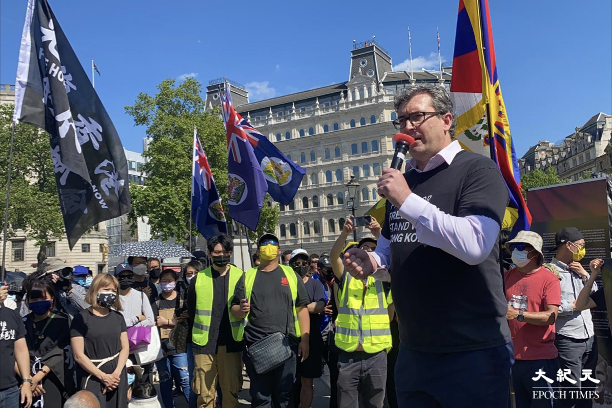 「香港監察」創辦人、英國保守黨人權委員會副主席羅傑斯（Benedict Rogers）在特拉法加廣場（Trafalgar Square）發言。（晏寧／大紀元）