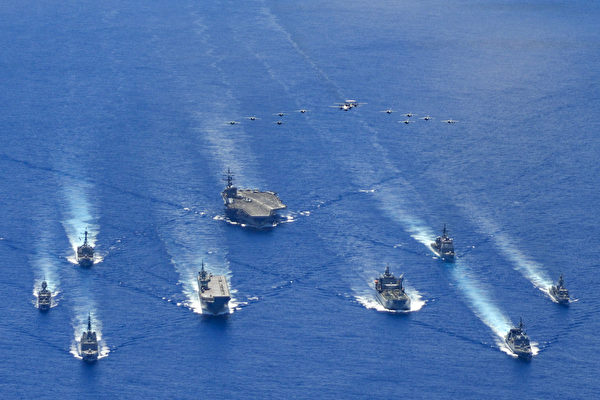 圖為2020年7月19日至23日，日本海上自衛隊（JMSDF）、澳洲國防軍（ADF）和美國羅納德·列根航母戰鬥群（USS Ronald Reagan CVN-76）在菲律賓海域進行三方聯合軍事演習。（美國海軍網站提供）