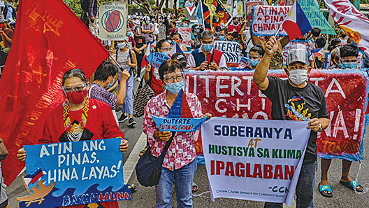 菲律賓獨立日 千人於中共使館前抗議