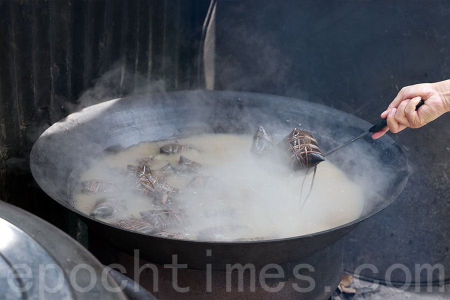 梁太家中仍然使用傳統柴火，以大鑊烚糭，煮出來的糭更軟熟美味，是一般現代高壓鍋無法比擬的。（陳仲明／大紀元）