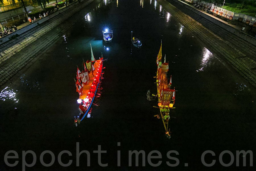兩艘龍舟在林村河上整裝待發遊夜龍。（陳仲明／大紀元）