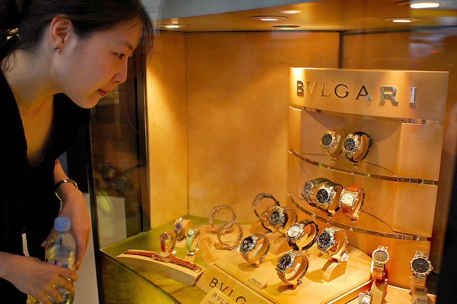 在今年頭七個月，香港零售業同比下降了10%，珠寶和手錶的銷售額下降了22%。（PHILIPPE LOPEZ/AFP/Getty Images）