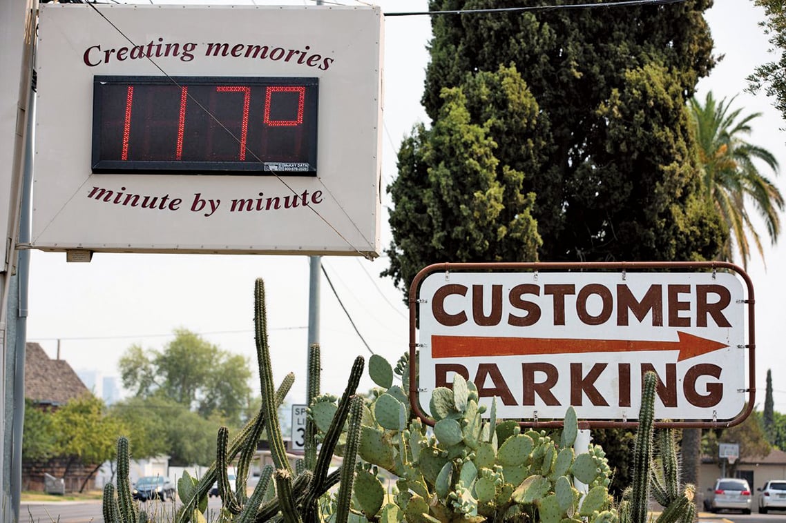 6月15日，美國亞利桑那州鳳凰城，街上電子看板顯示華氏117度（即攝氏47.2度）。（Getty Images）