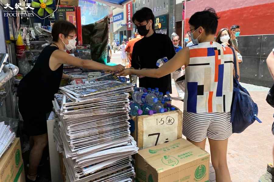再搜蘋果｜市民報攤爆買蘋果 余德寶：用行動支持仍在努力的香港人