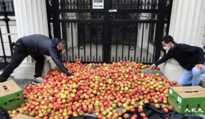抗議打壓新聞自由  逾千「蘋果」倒倫敦中共使館門外