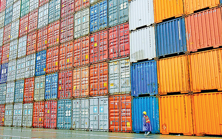 2006年，中國廣東省深圳市鹽田港鹽田國際貨櫃碼頭的貨櫃。（Getty Images）