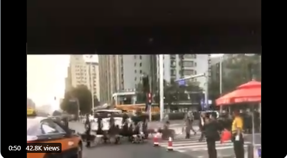 7月1日中共「百年黨慶」臨近，北京市風聲鶴唳。圖為北京街頭出現大批牽著警犬的警察巡邏。（推特截圖）