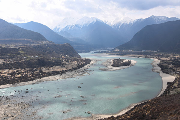 坐落於雅魯藏布江幹流藏木峽谷河段之上的大古水電站，2021年5月24日投產發電，除破壞生態、工程風險巨大外，地震、山體滑坡對沿江產生災難性影響，令各國科學家深感擔憂。圖為2021年3月28日西藏林芝市的雅魯藏布江大峽谷。（STR/AFP via Getty Images）
