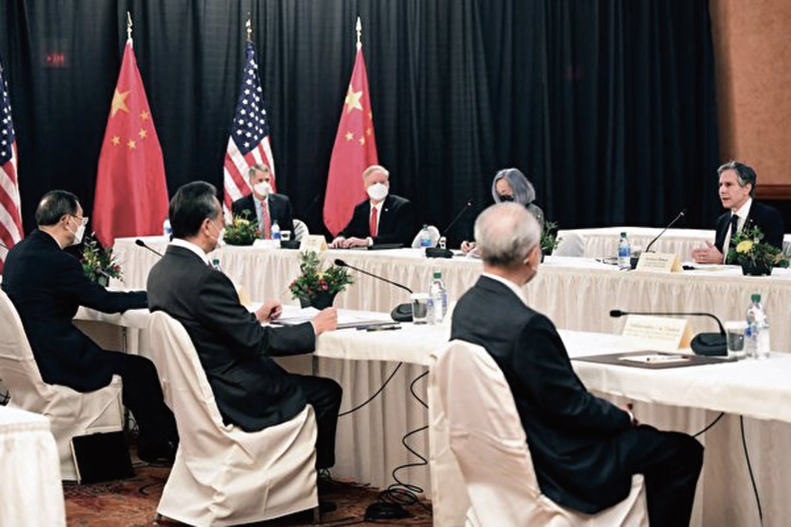 3月18日，中共駐美大使崔天凱（背對者右）、中共外事辦公室主任楊潔篪（背對者左）、中共外長王毅（背對者中）在阿拉斯加與美國國務卿布林肯（右）等舉行外交會談。（Frederic J. Brown/POOL/AFP via Getty Images）