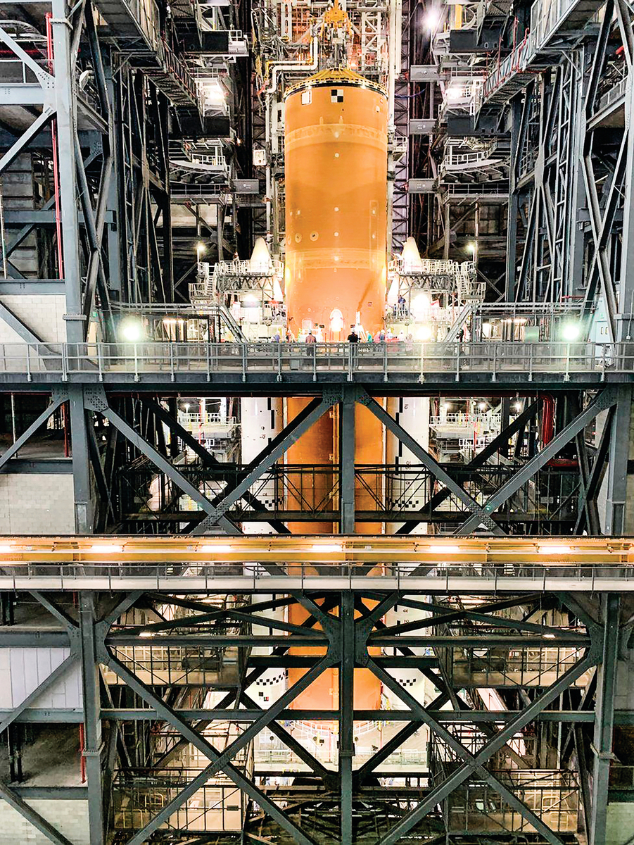 核心節及兩個助推器被組裝完成，其高度超過自由女神像。（NASA）