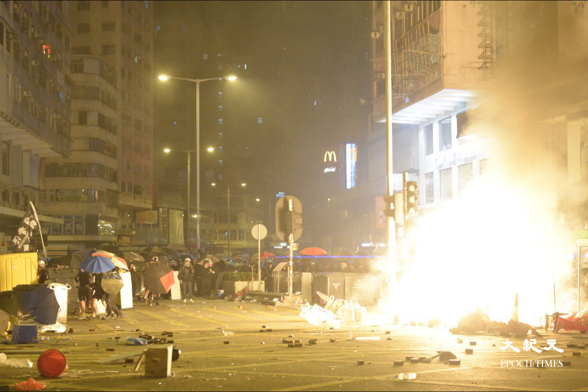2019年11月18日凌晨，香港警察繼續在佐敦道彌敦道交界不斷發射催淚彈。（余天佑／大紀元）