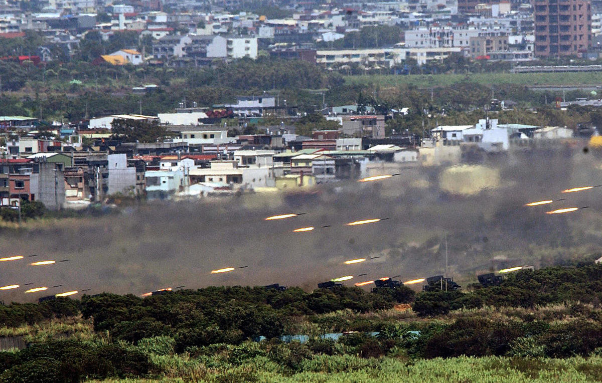 一支台灣軍隊向一個模擬敵方目標發射火箭。 (Photo credit should read SAM YEH/AFP )