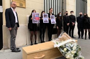 無國界記者在中共駐法國使館外擺放棺材抗議
