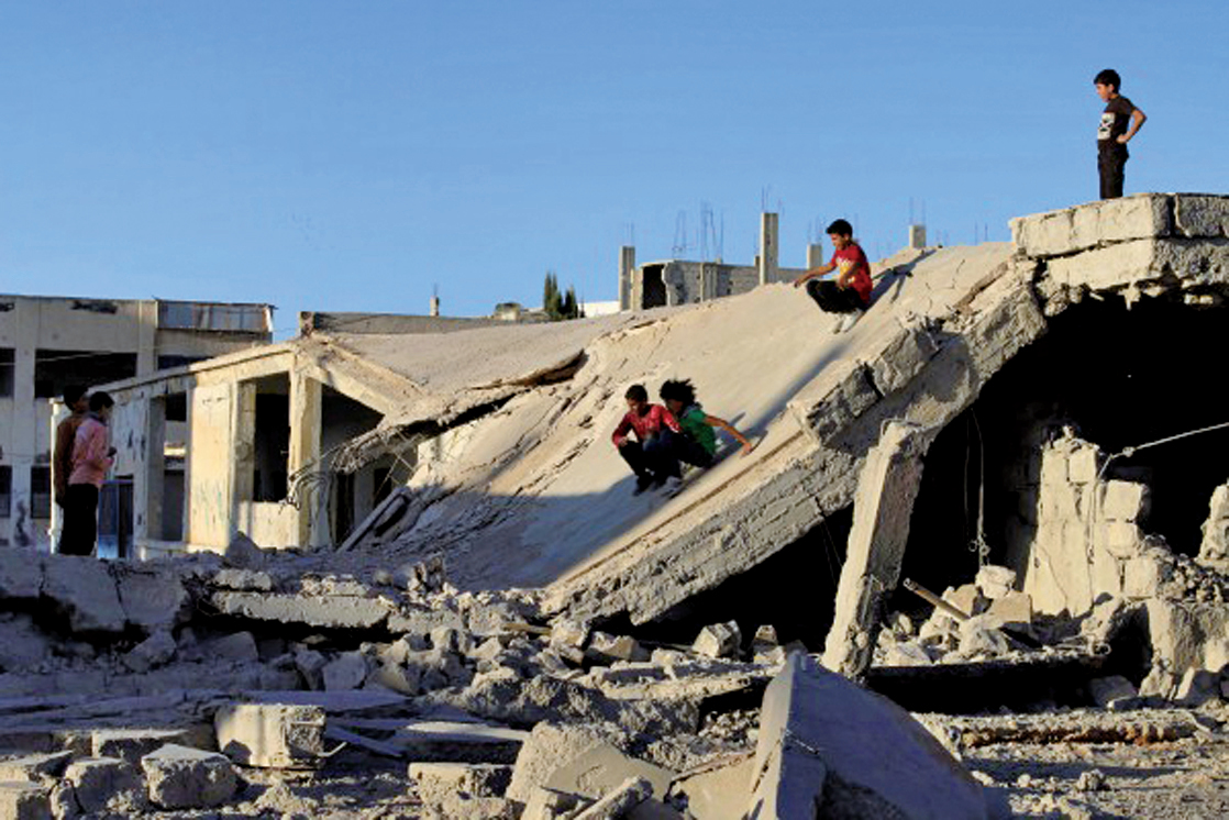 美俄的敘利亞停火協議，於當地時間12日的日落生效。圖為12日數名敘利亞孩童在廢墟中玩耍。（AFP） 
