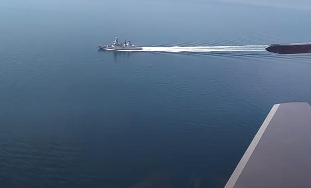 6月23日，在黑海克里米亞半島周邊海域發生俄羅斯軍方對英國軍艦鳴槍，戰機對其投放炸彈，迫使英國軍艦遠離該區域的軍事事件。圖為俄羅斯國防部公佈的一段影片。（影片截圖）