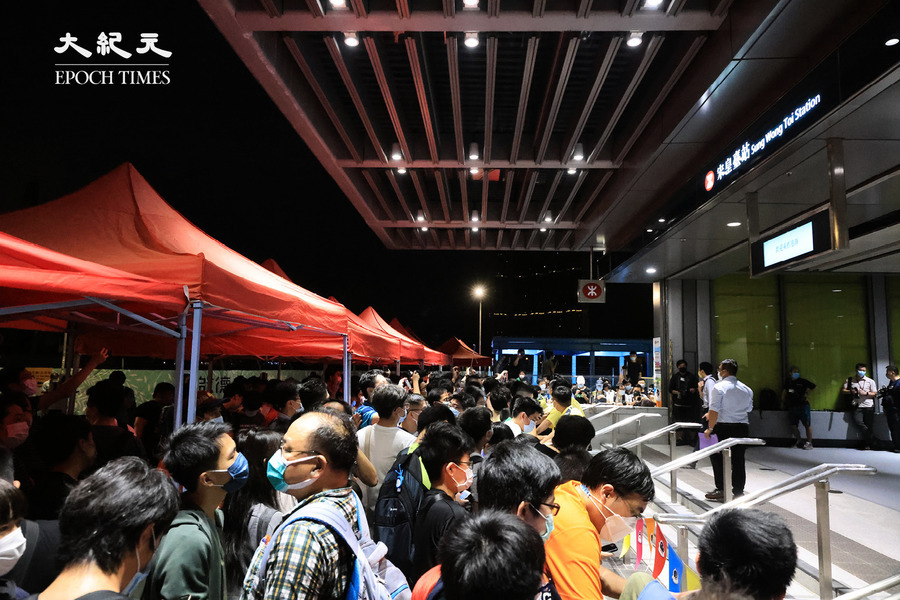 屯馬綫首日通車 逾百人凌晨乘坐頭班車