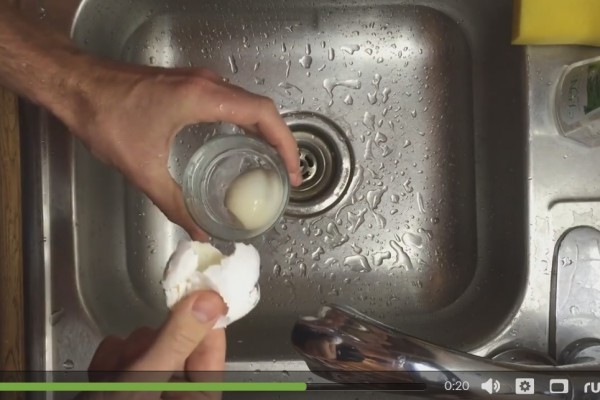 如何在幾秒鐘內替水煮蛋剝殼？