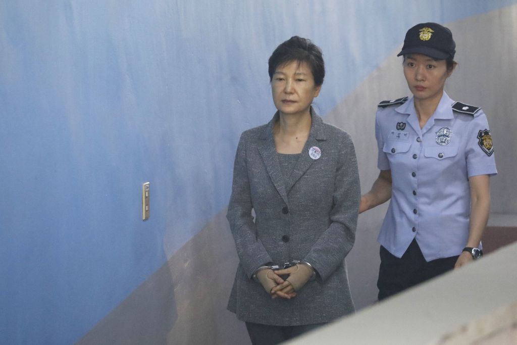服刑中的韓國前總統朴槿惠因未繳納罰款，私宅遭沒收後， 8月將被拍賣 。圖為朴槿惠戴手銬出庭受審情景。（Photo credit should read KIM HONG-JI/AFP via Getty Images）