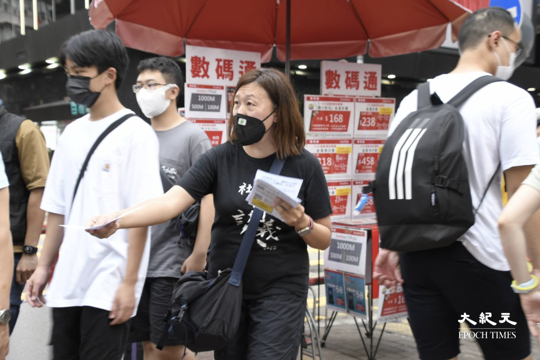 7月1日，香港警方在多地嚴密佈防，社工陳虹秀計劃擺街站，卻被警察阻止，她表示，不給擺街站，就派單張。（麥碧/大紀元）