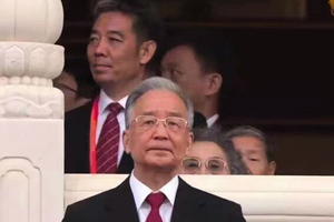 天安門一幕:溫家寶背後站薄熙來弟弟 引外界關注