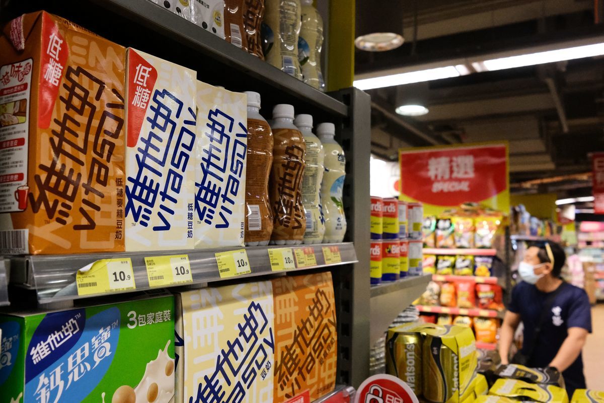 7月1日，即中共百年黨慶日，香港維他奶集團員工刺警並自殺，維他奶隨即遭大陸商家和網民抵制。圖爲7月5日，維他奶生產的豆奶飲料在香港一家超市上架。（ANTHONY WALLACE/AFP via Getty Images）